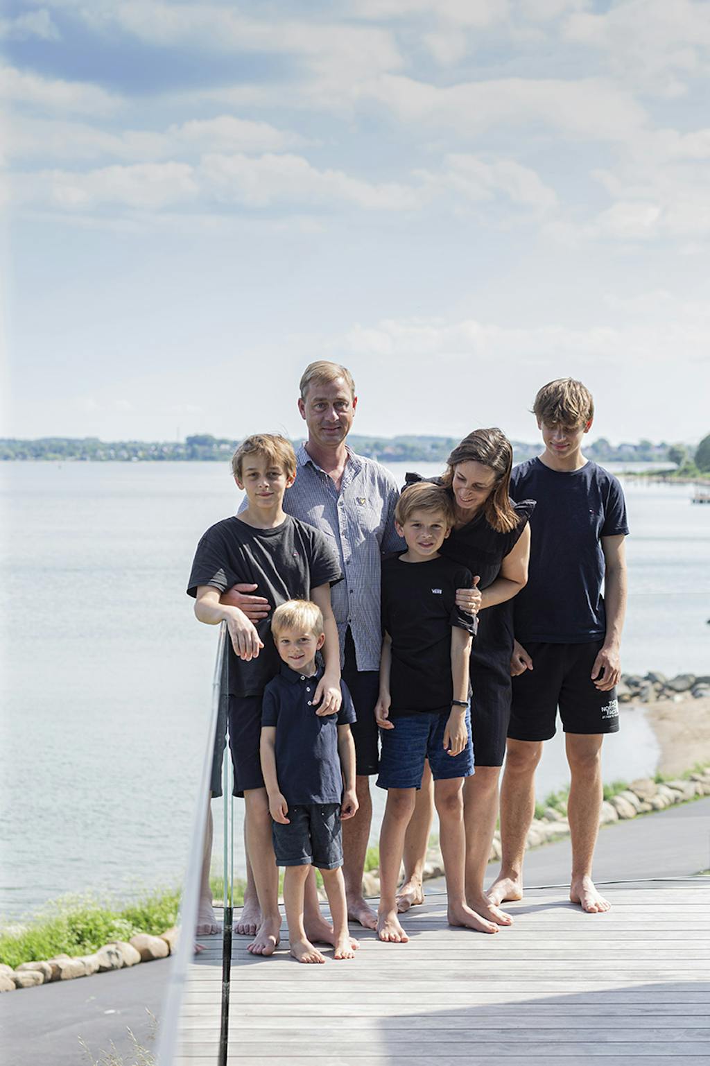 Familie bor i moderne murstensvilla