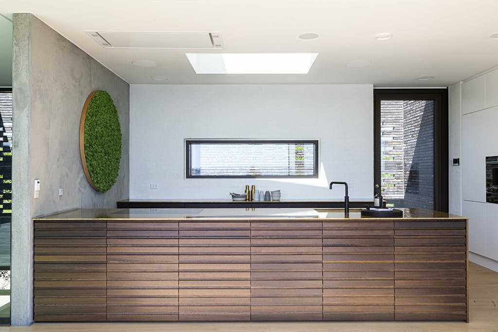 Moderne køkken med lameller og messing bordplade