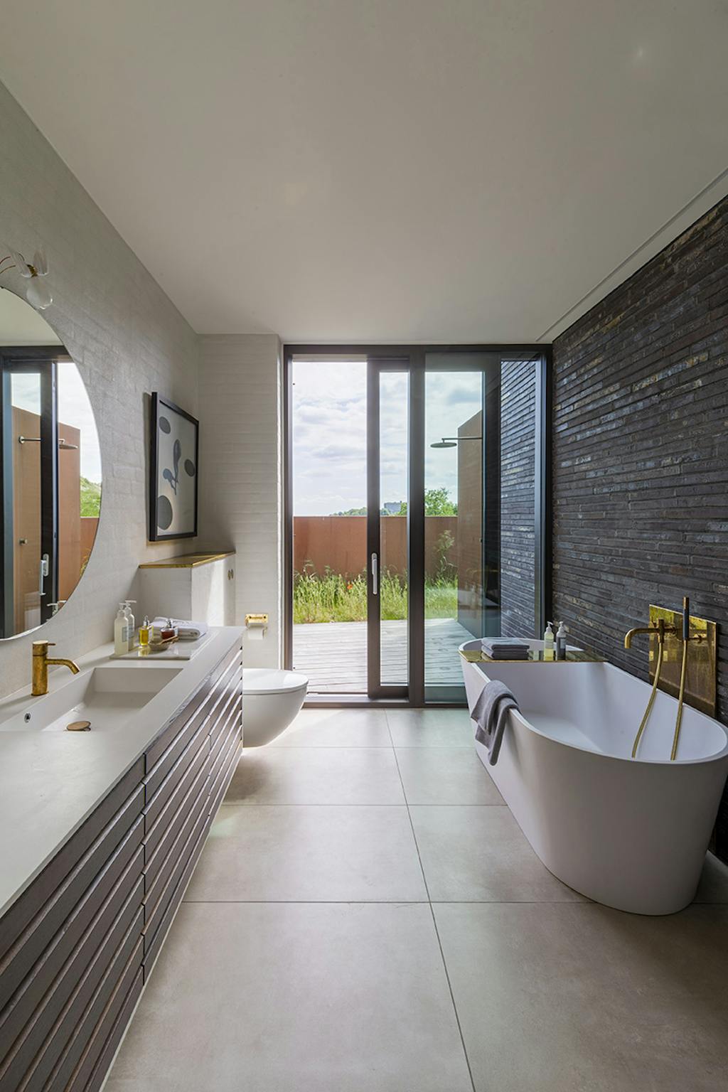 Moderne badeværelse med badekar