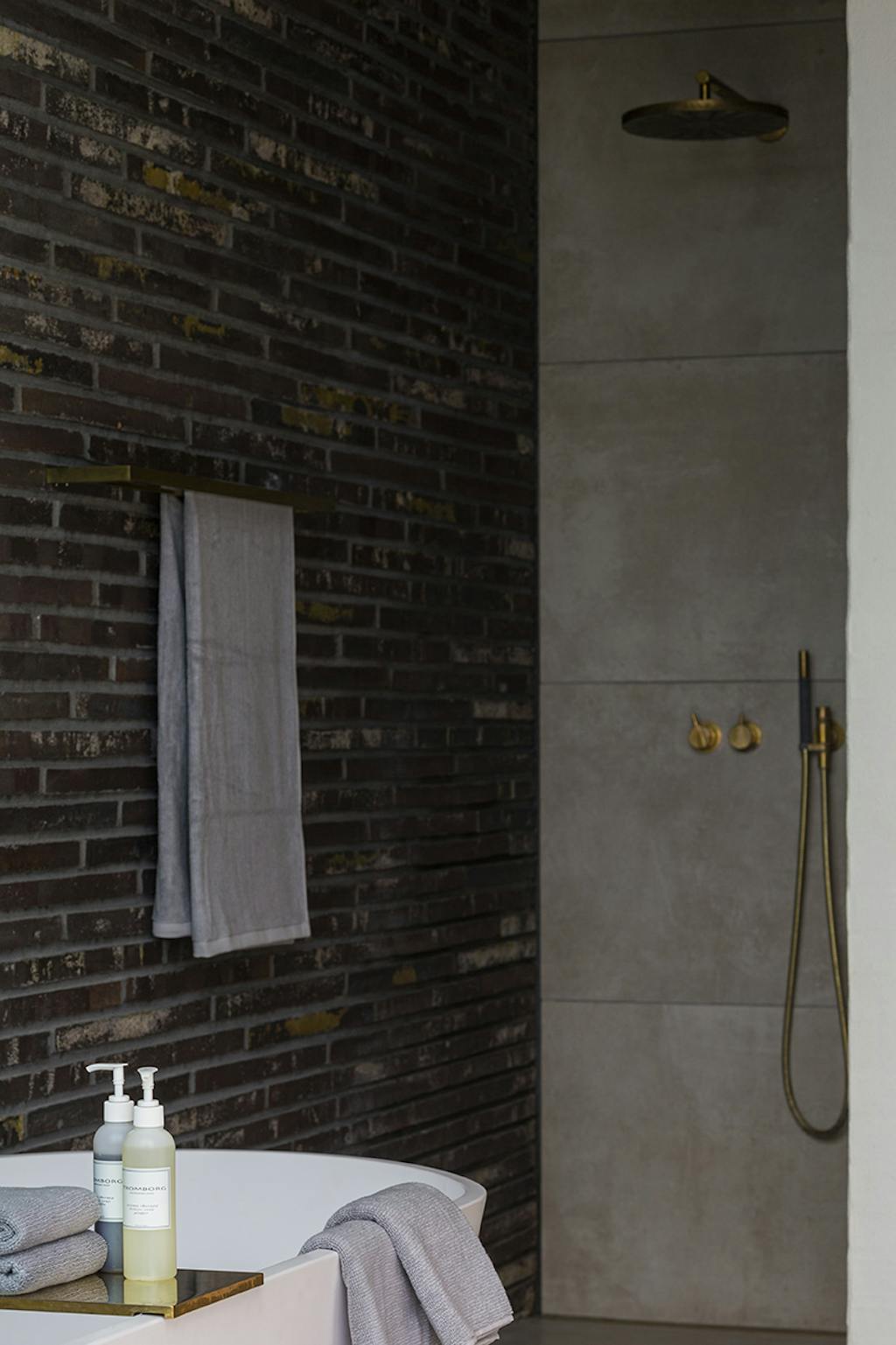 Moderne badeværelse i mørke farver