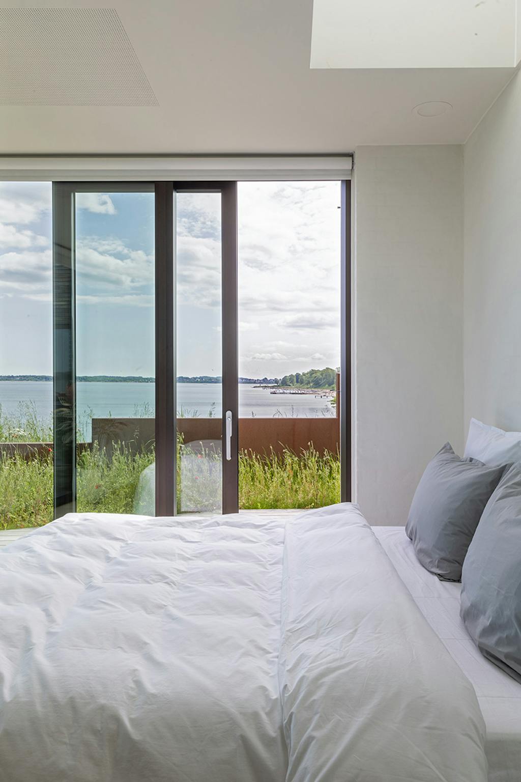 Lyst soveværelse med hav kig