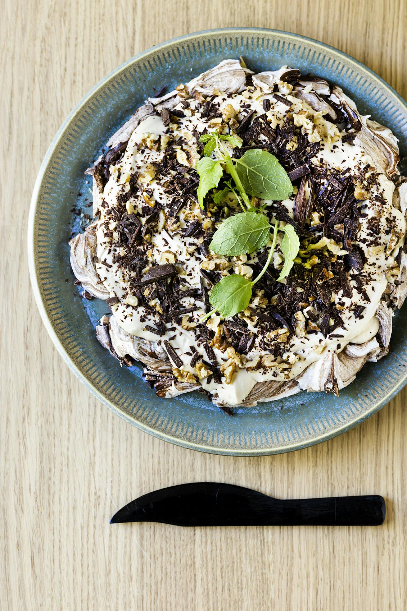 Nem og lækker dessert med chokolade, mokkacreme og nødder | bobedre.dk