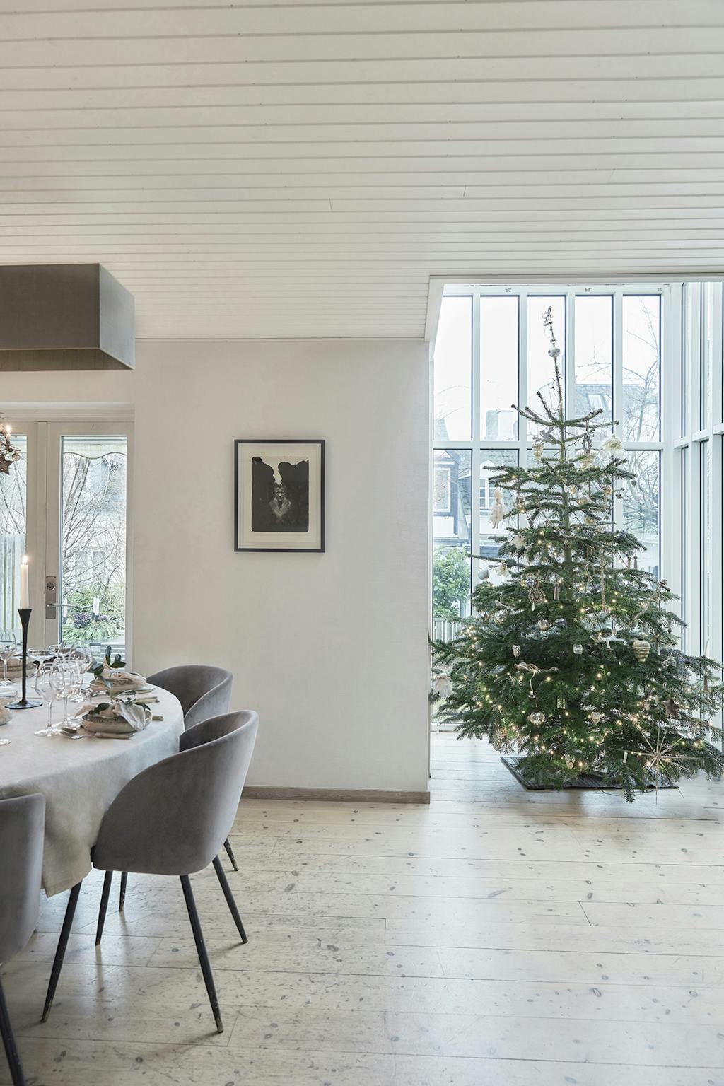 Lars.Christmas9 Spisestue med juletræ og enkel indretning