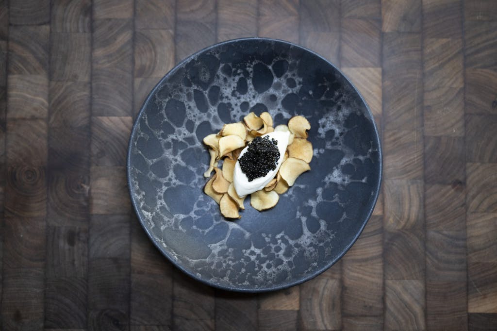 Vaniljeis med chips og caviar