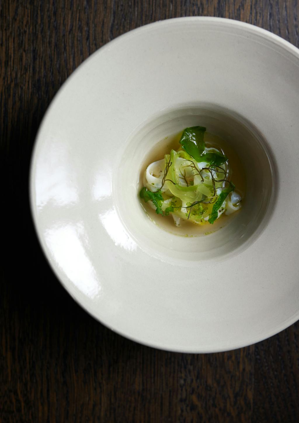 Blæksprutte med tang, ristet kyllingeskind og fermenterede agurker