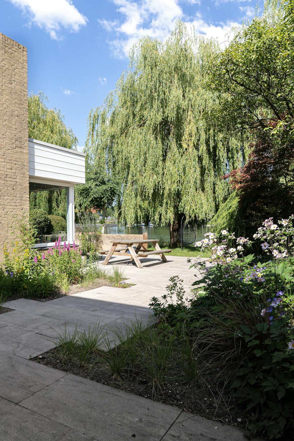 Dagelijks schouwspel van licht op het water