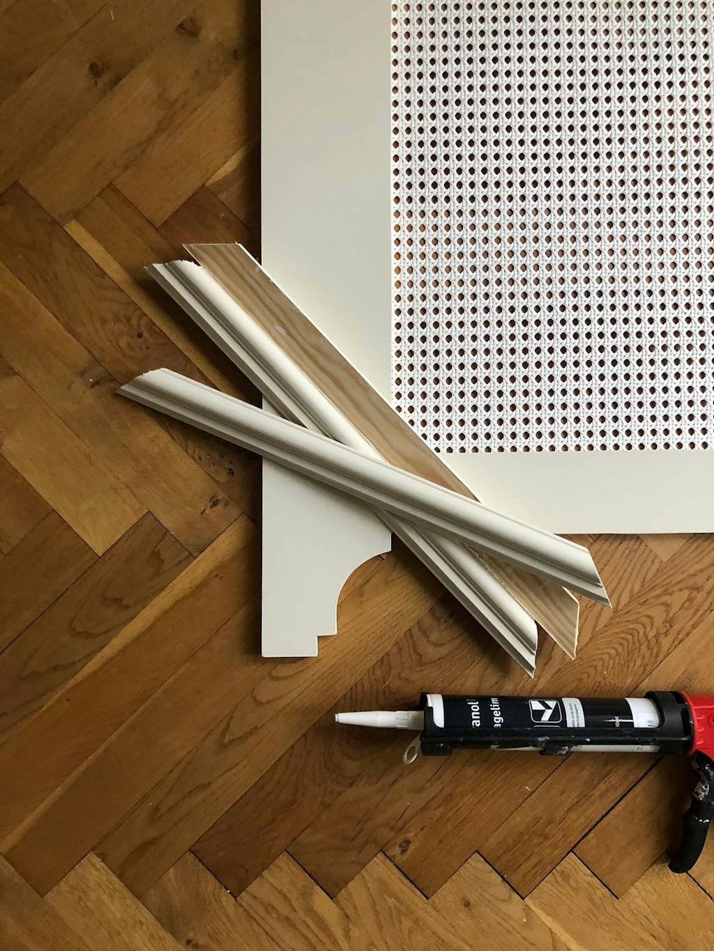 DIY radiatorskjuler med pyntelister og flet DIY radiatorskjuler med pyntelister og flet