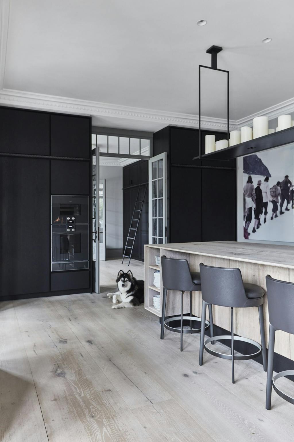 Het huis met de grijze deuren