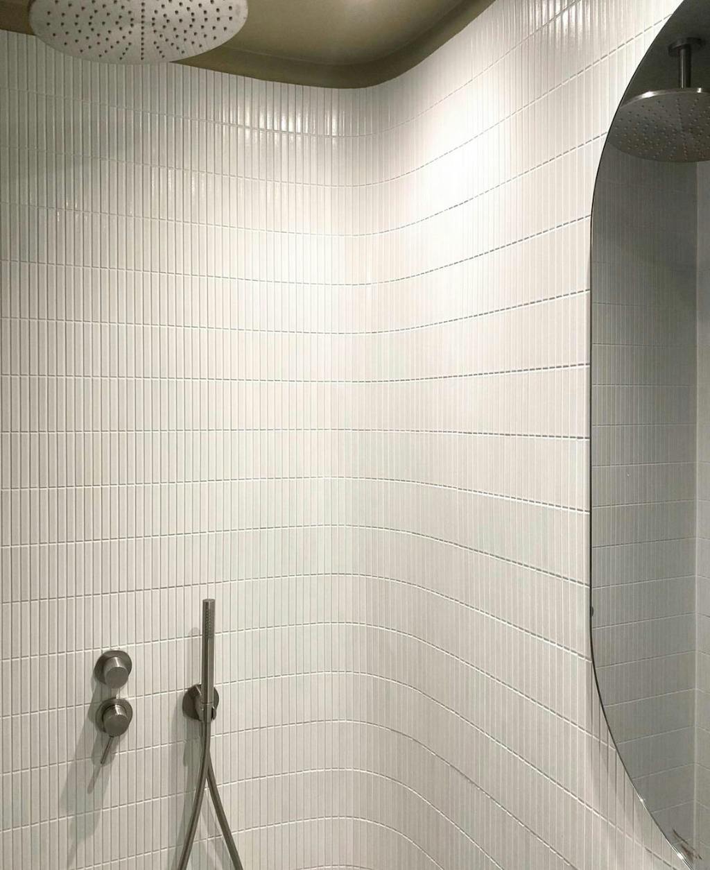 Buet flisevæg på badeværelse Buet flisevæg på badeværelse