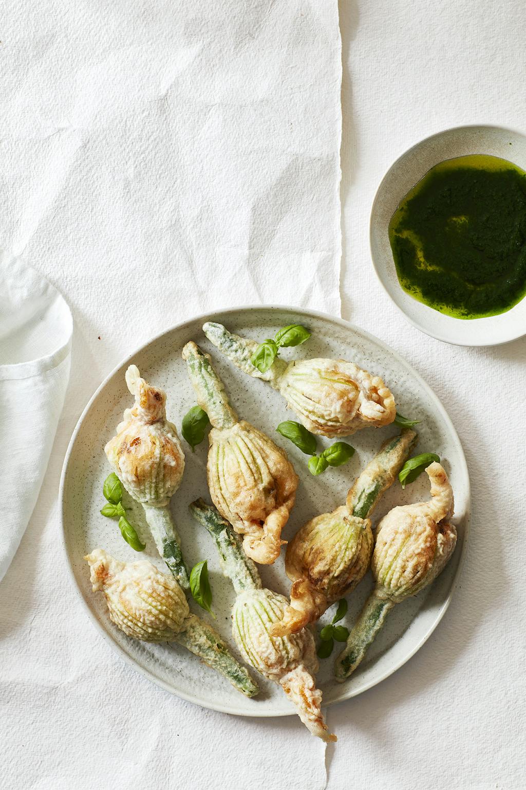 fyldte og fritterede squashblomster