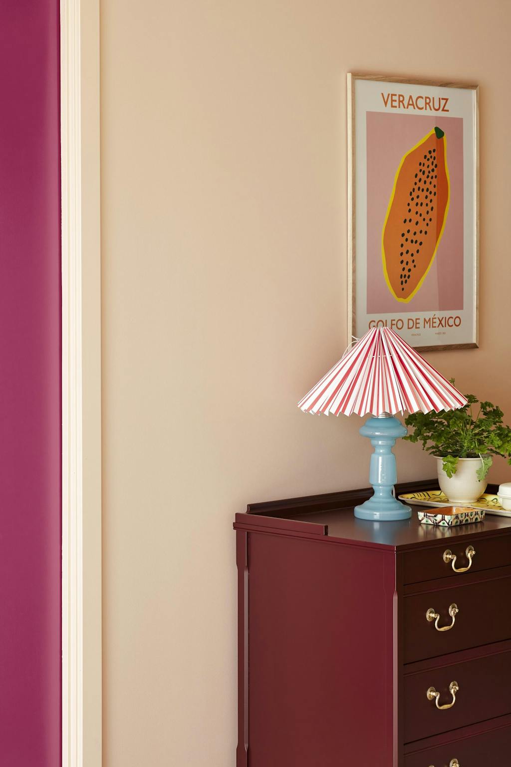 En smuk kombination af farverne orange, pink, dyb rød og turkis.