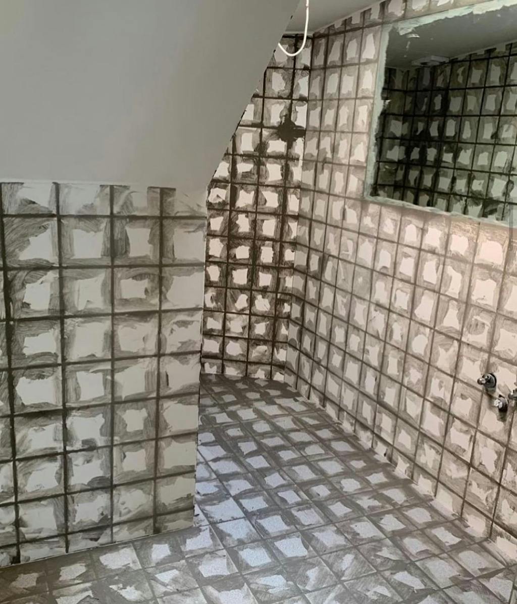 Badeværelse under behandling, inden der kommes microcement på