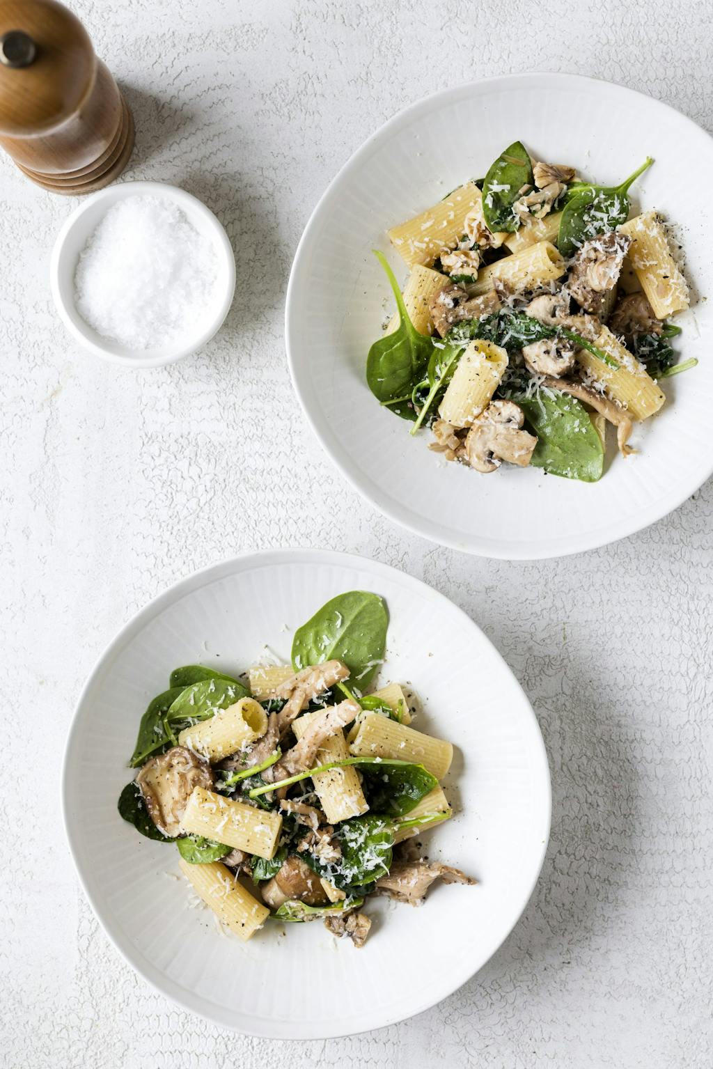Rigatoni med svampe, valnødder og frisk spinat