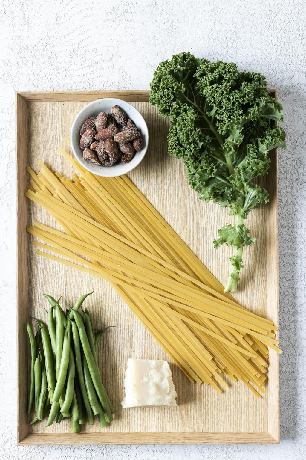 Linguni med grønkålspesto og bønner