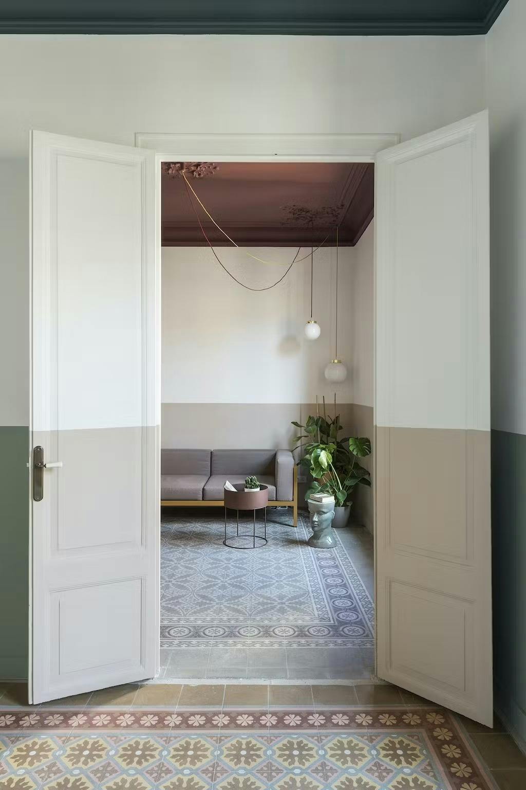 Stue med malet loft