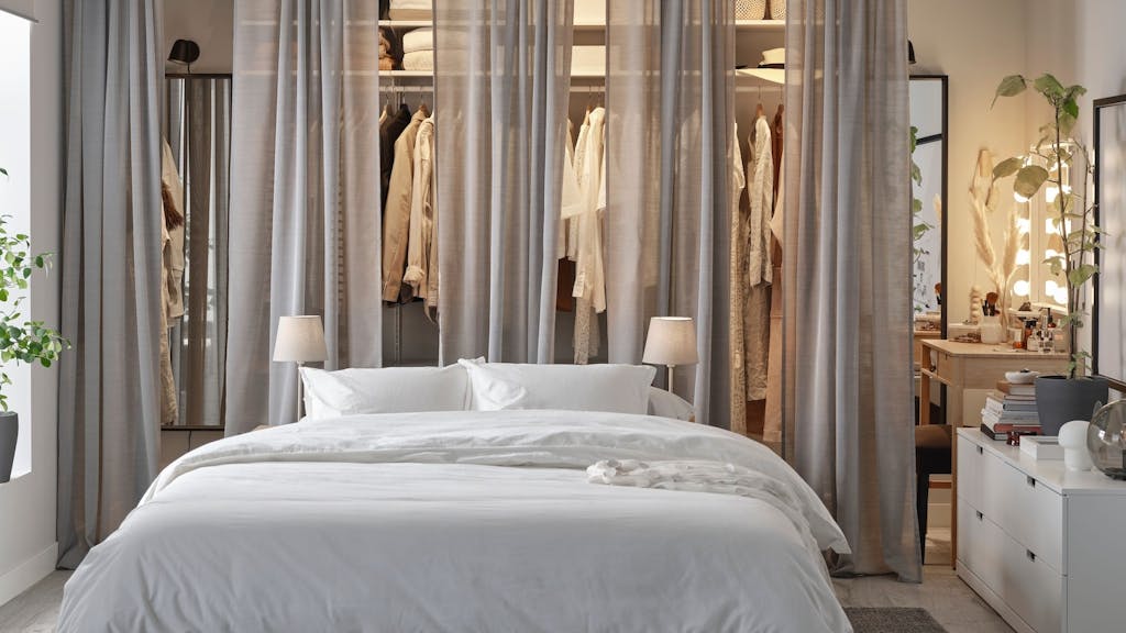 Soveværelse med gardiner og opbevaring