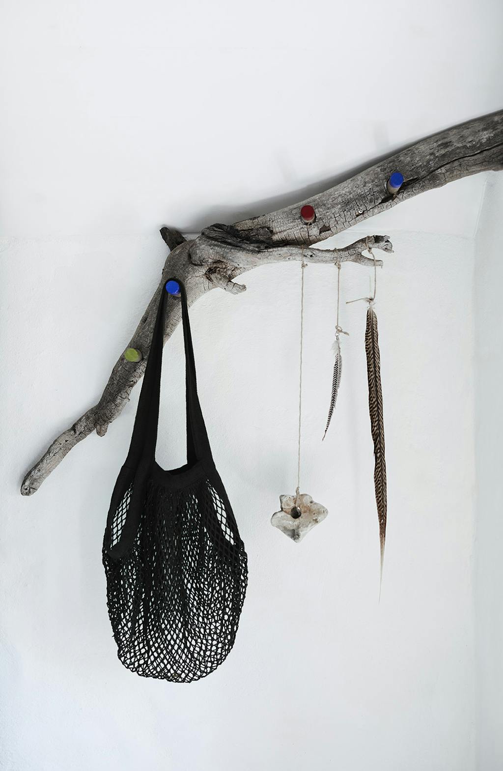 Et strandvasket stykket træ brugt som knage Et strandvasket stykket træ brugt som knage