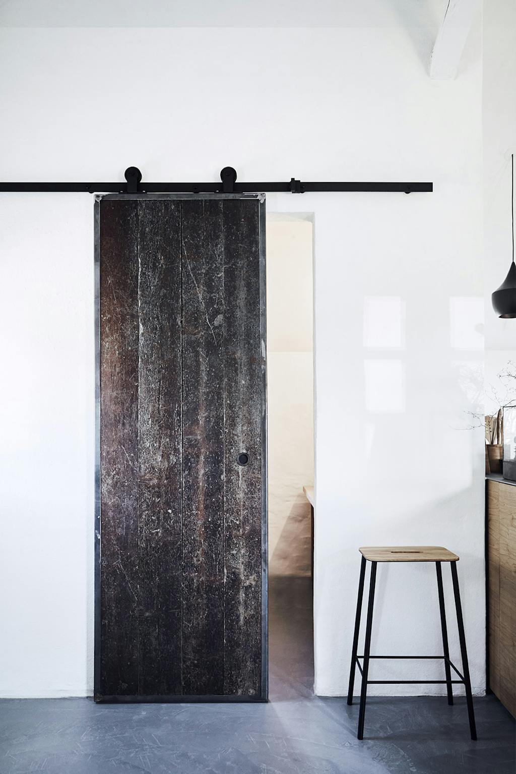 Gamle gulvbrædder brugt som toiletdør Gamle gulvbrædder brugt som toiletdør