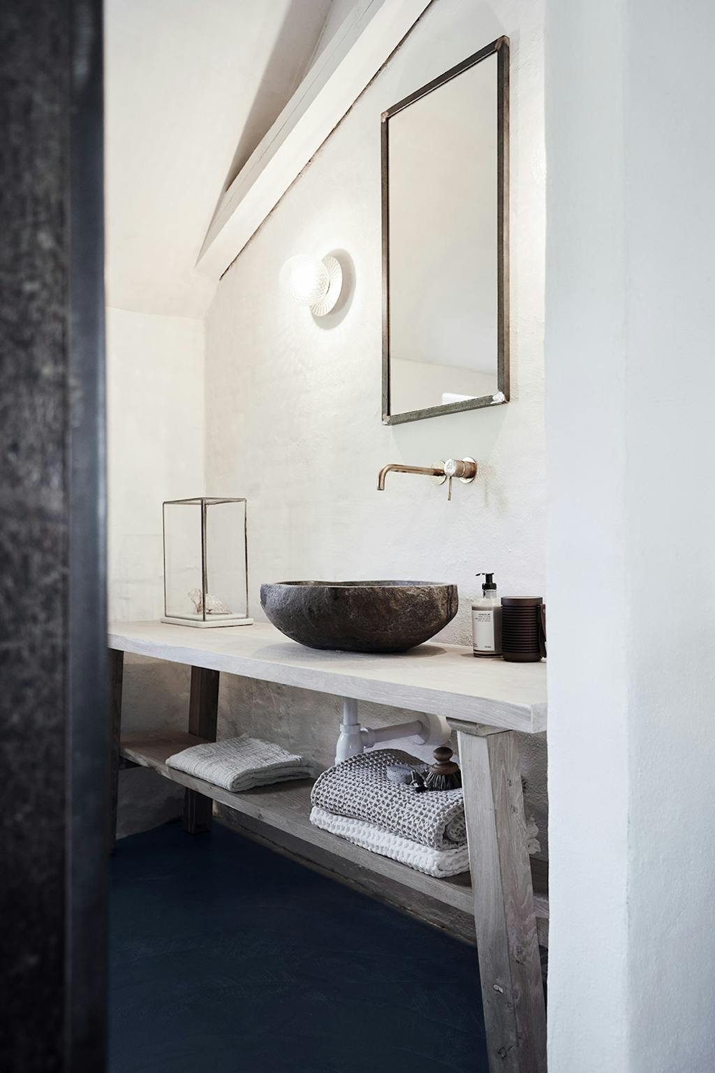 Toiletmøblet i egetræ Toiletmøblet i egetræ