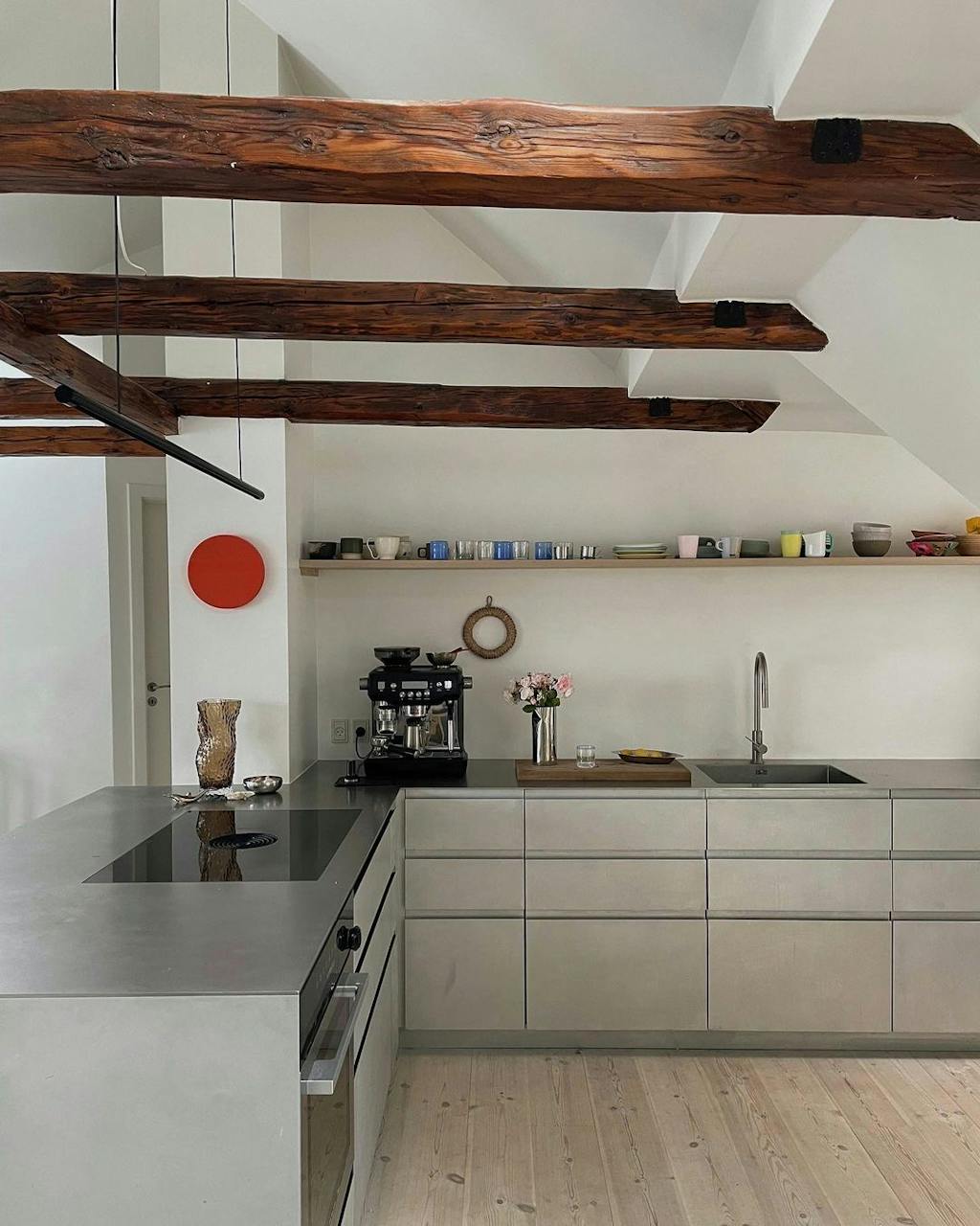 Køkken med fronter og bordplade i stål