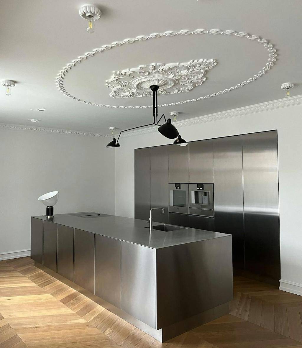 Stålkøkken med køkkenø