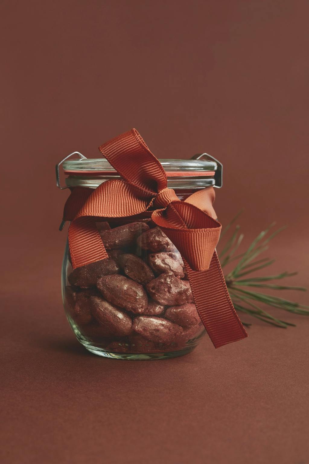 Brendte mandler i glaskrukke med sløjfe