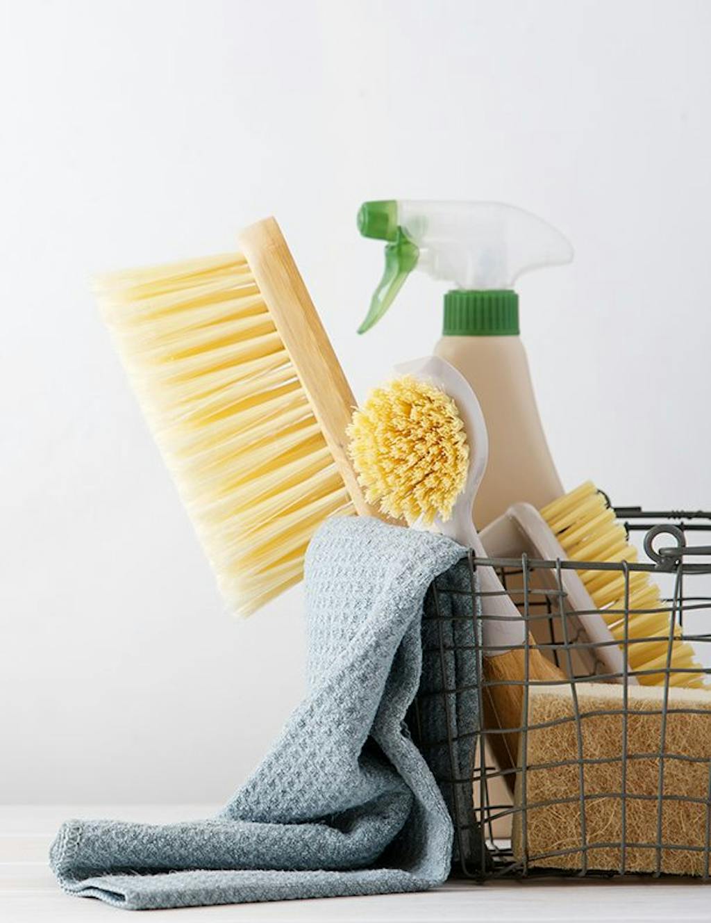 Eco brushes, sponges and rag in cleaning basket Rengøringsmidler