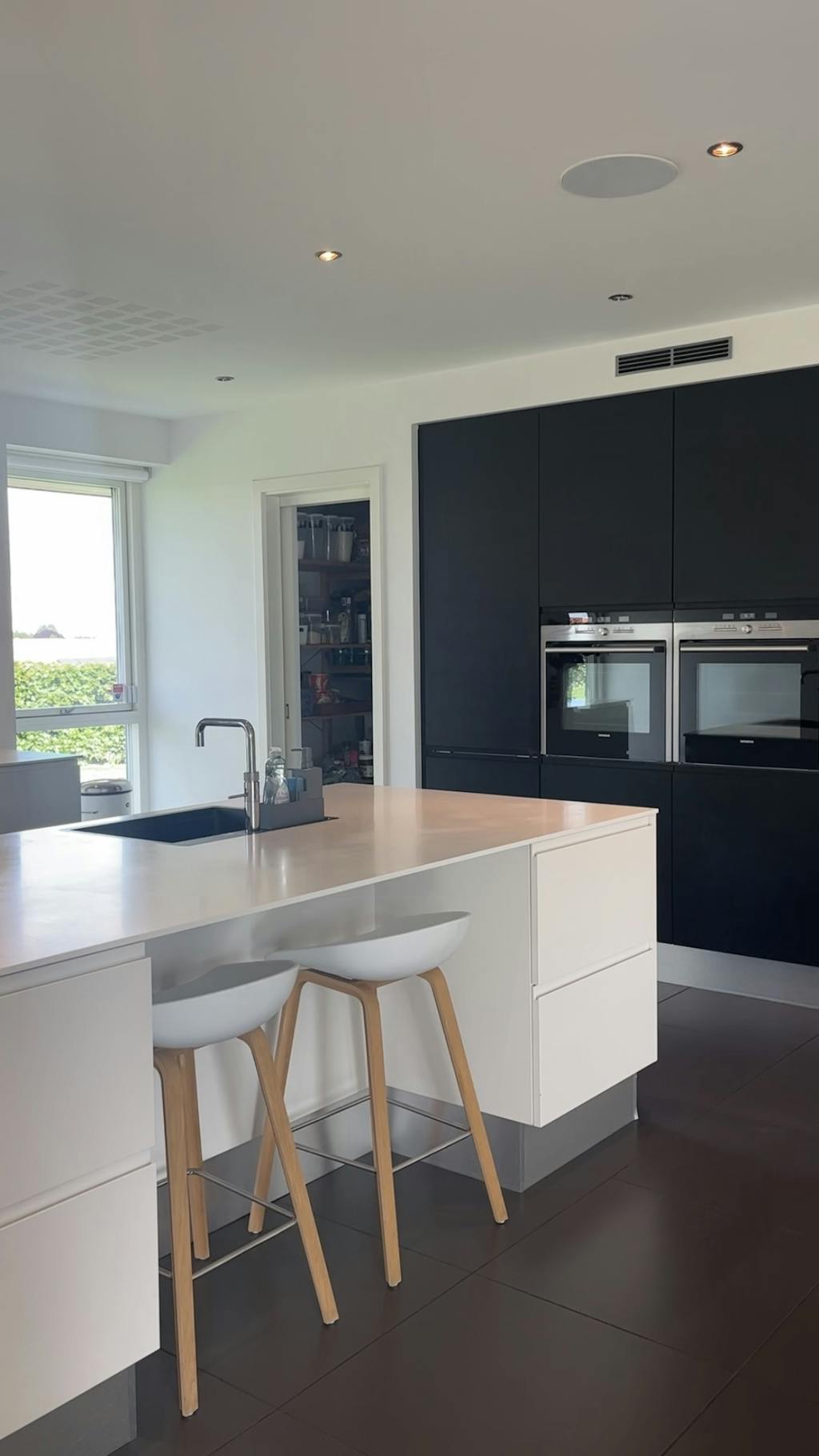 image00003 Køkkenø med barestole under