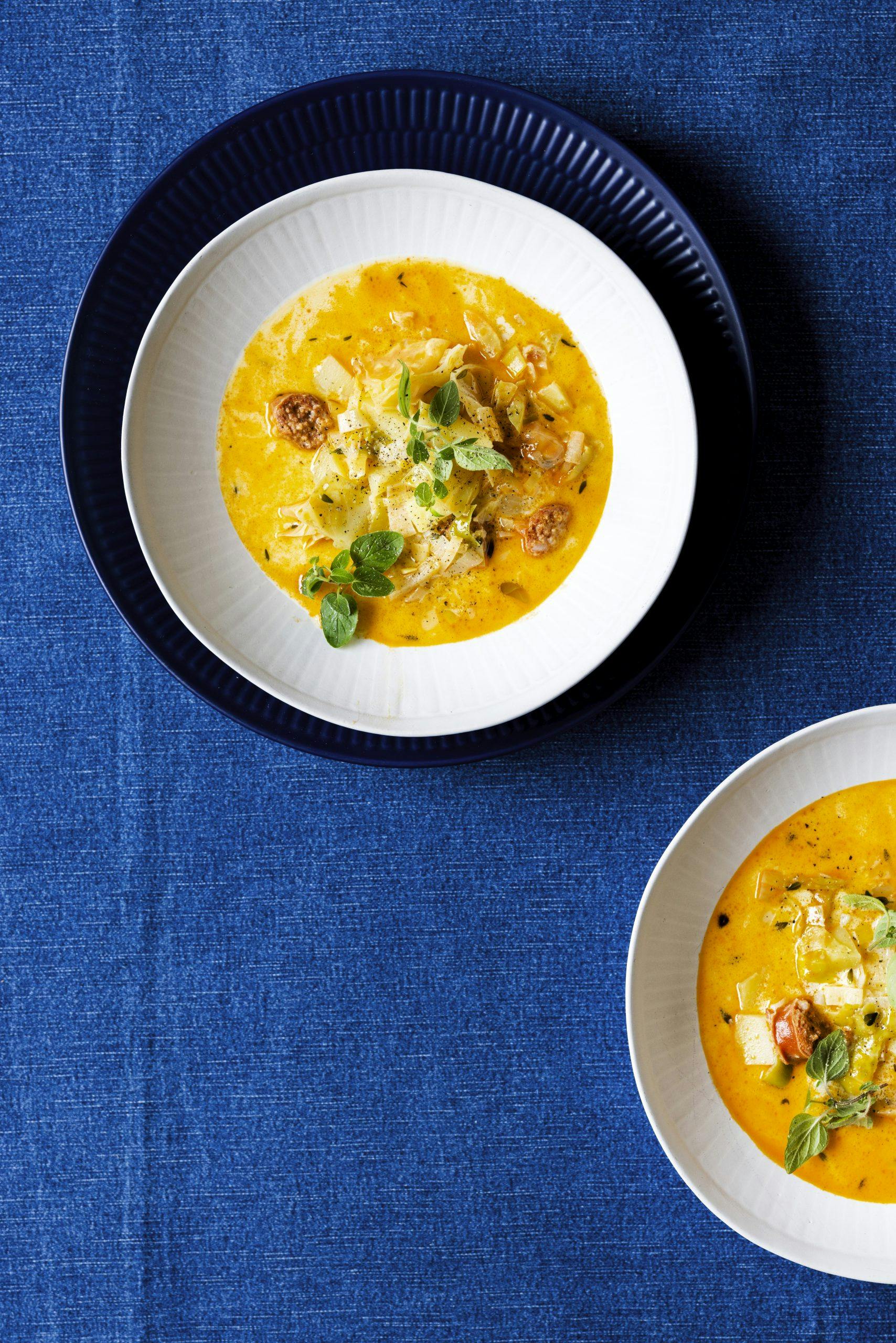 Toscansk kartoffelsuppe med salsiccia og kål | bobedre.dk