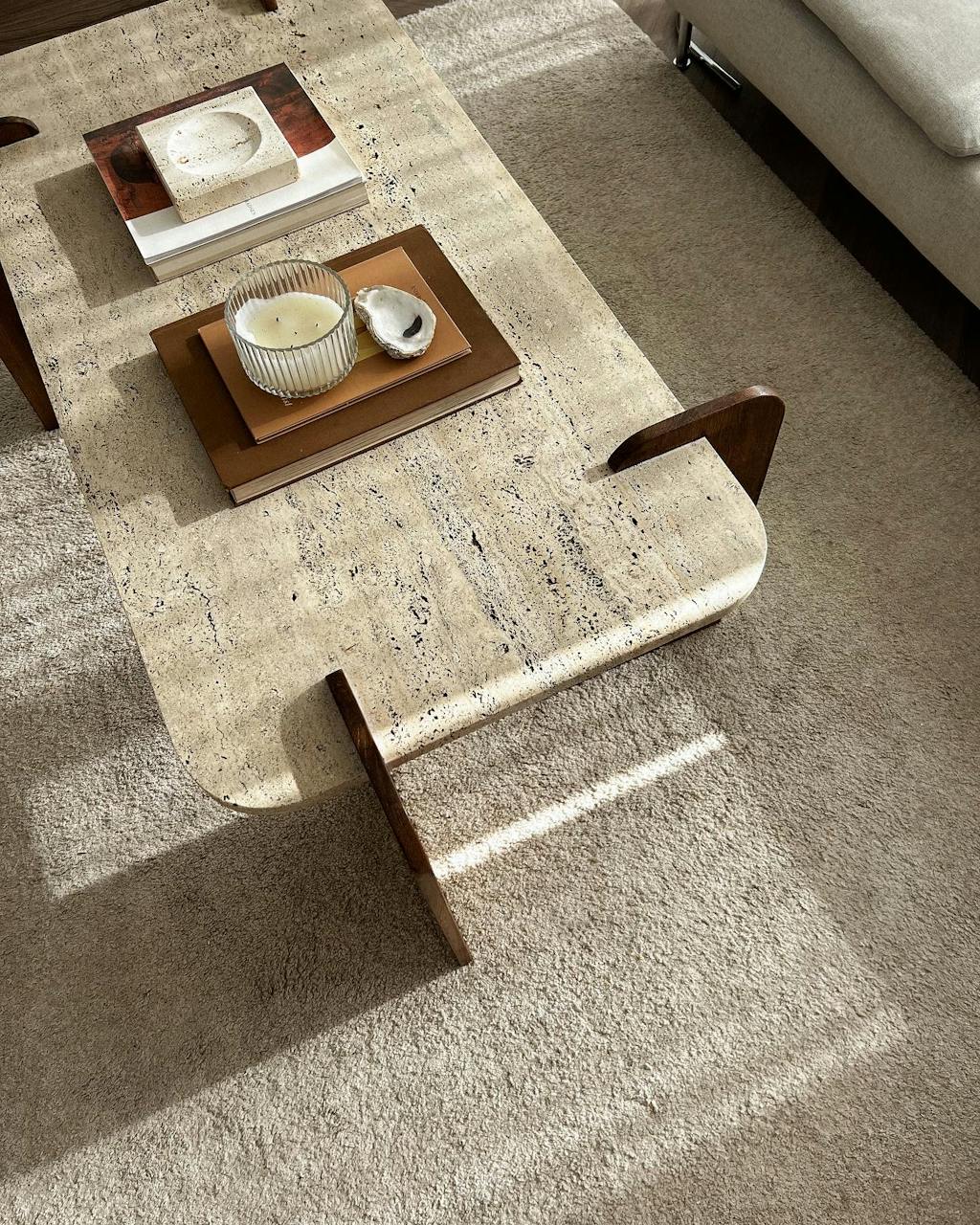 Hjemmelavet spisebord med bordplade af travertin