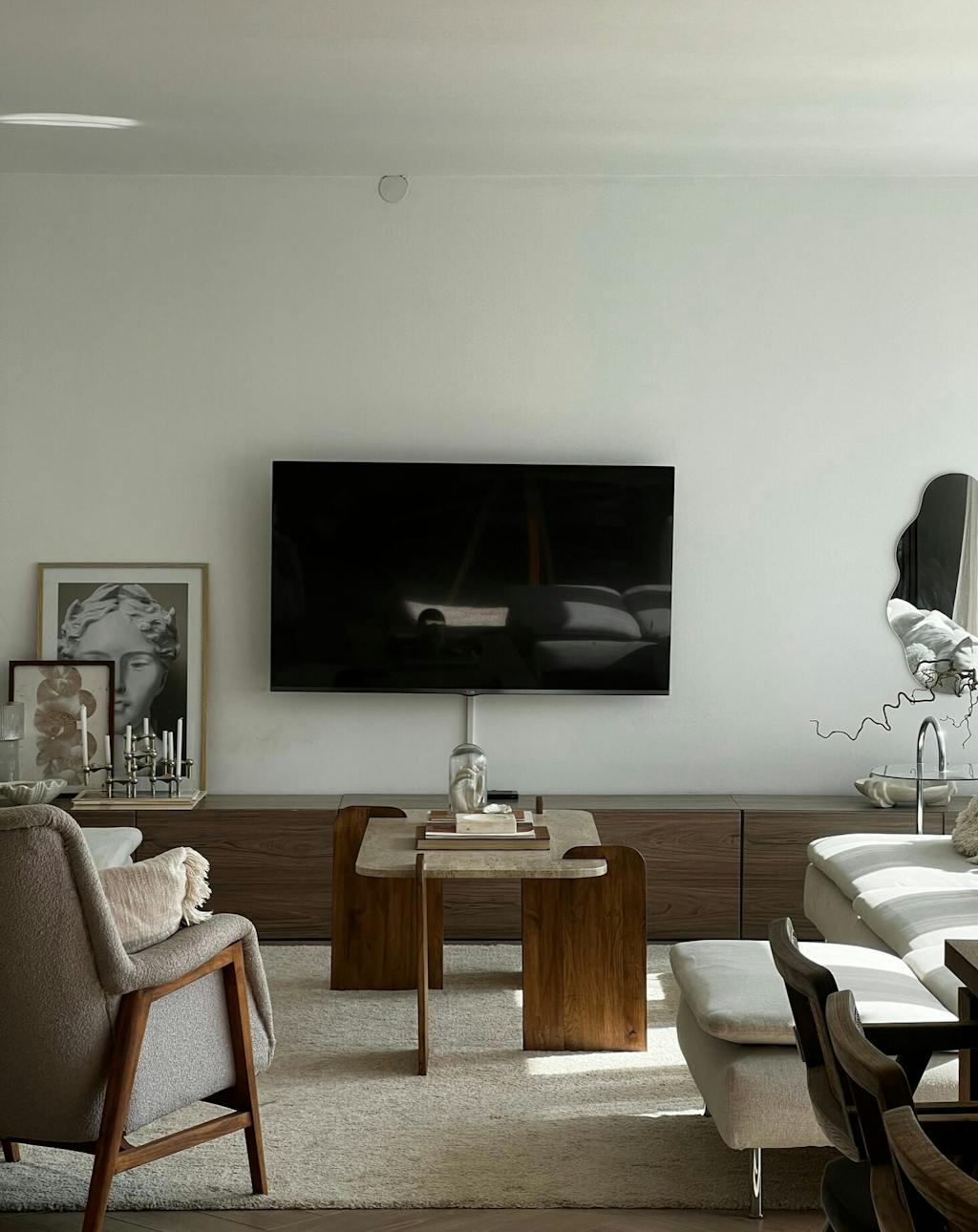 Hjemmelavet spisebord med bordplade af travertin