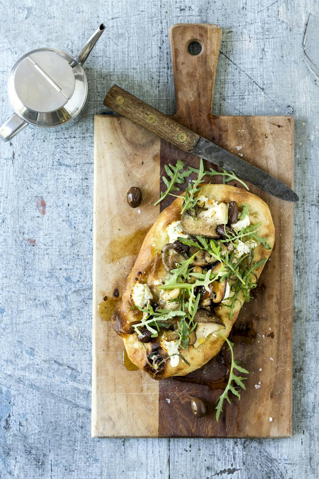 Naanbrød med gedeost og svampe