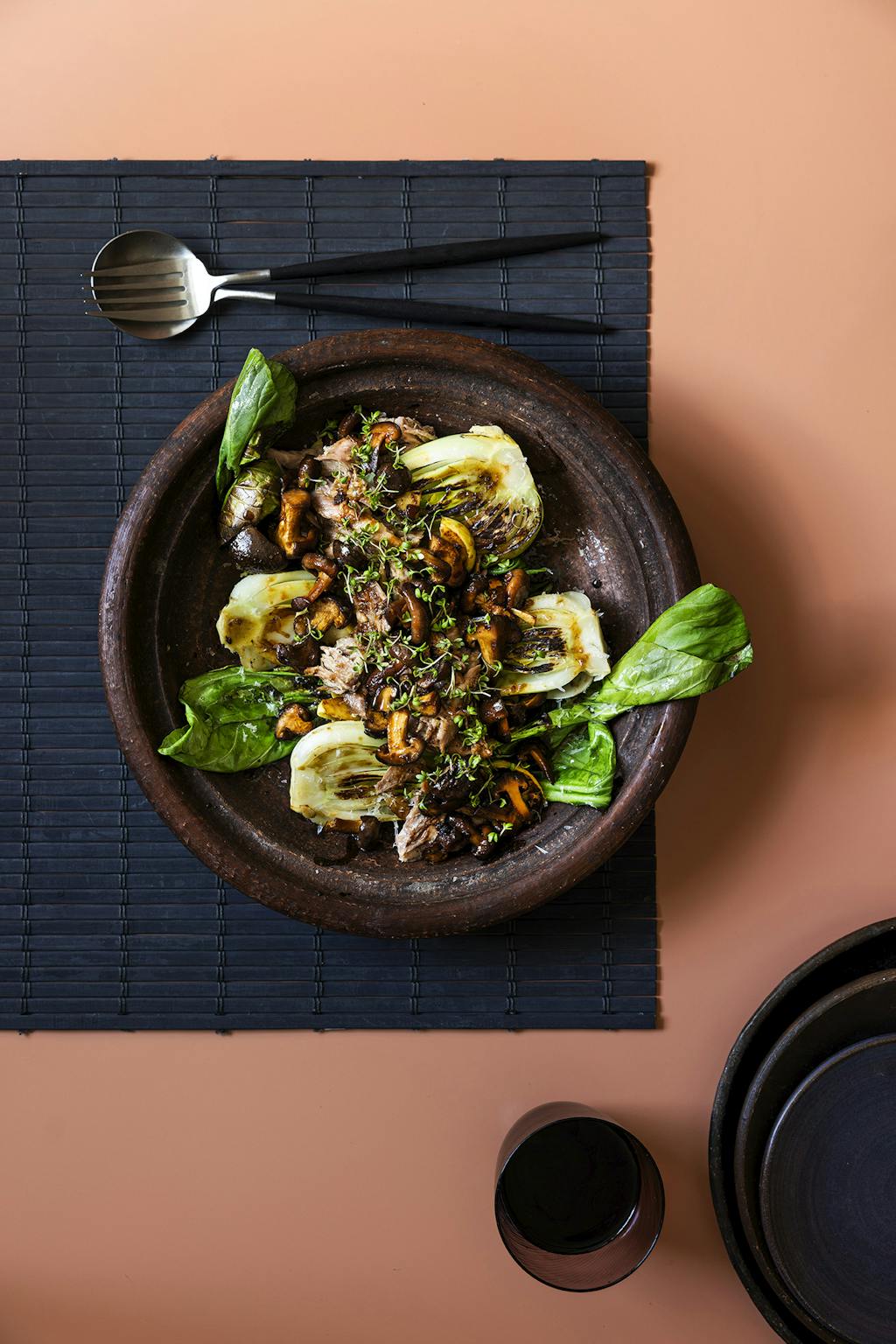 Stegt pak-choi med sojaglaserede shiitakesvampe