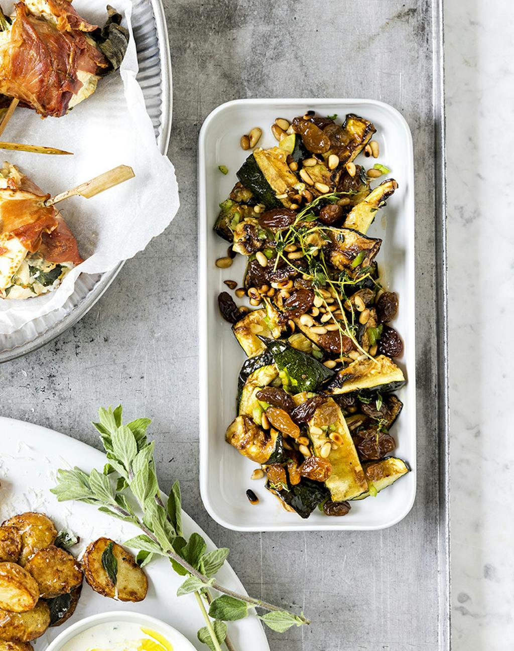 Spicy zucchinisalat tilberedt i en airfryer