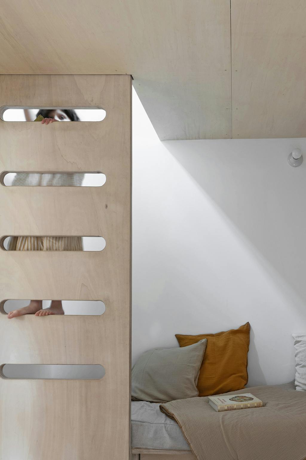 en stige op til hemsen med børnesenge en stige op til hemsen med børnesenge