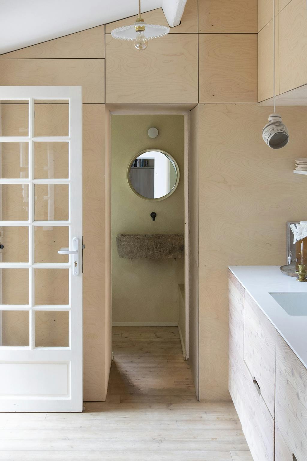 Kig til badeværelset fra køkkenet Kig til badeværelset fra køkkenet