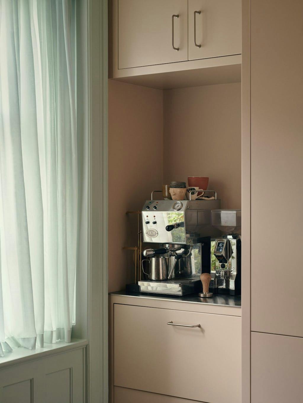 Gordijnen en houtwerk in mintgroen