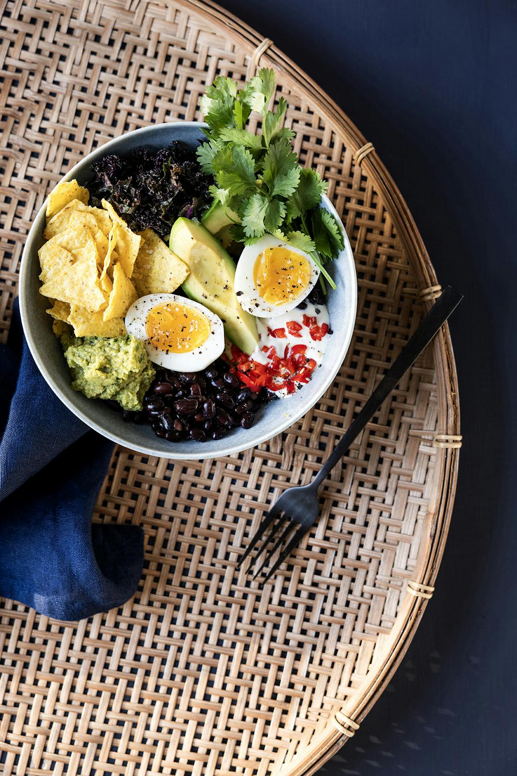 Mexibowl med bønner, æg og spicy hummus