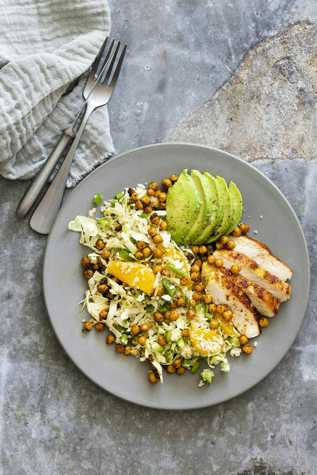 Recept bulgur met kip, kool, sinaasappel, avocado en kikkererwten