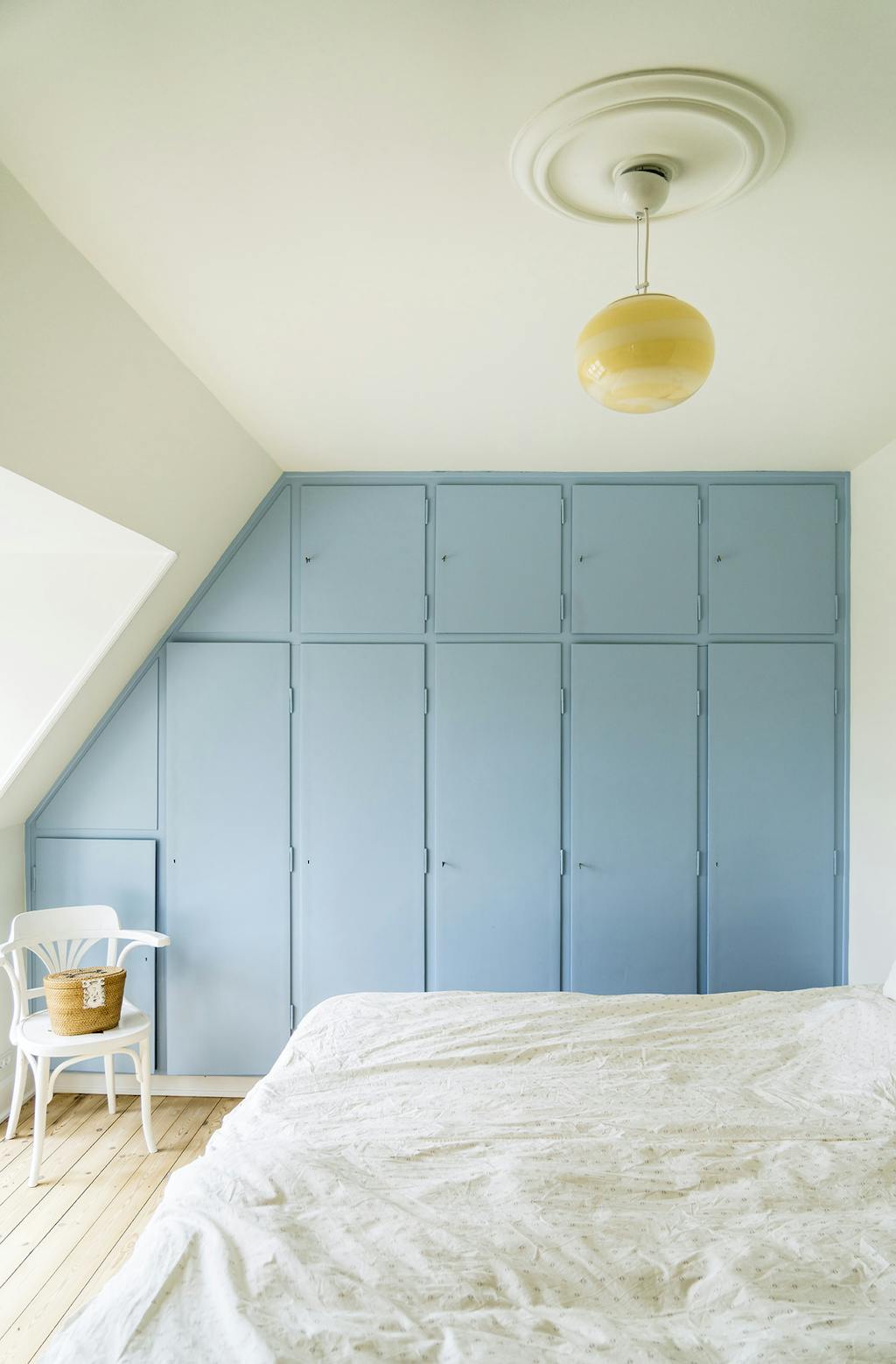 Et kig ind i parrets soveværelse med blå indbygget skabe