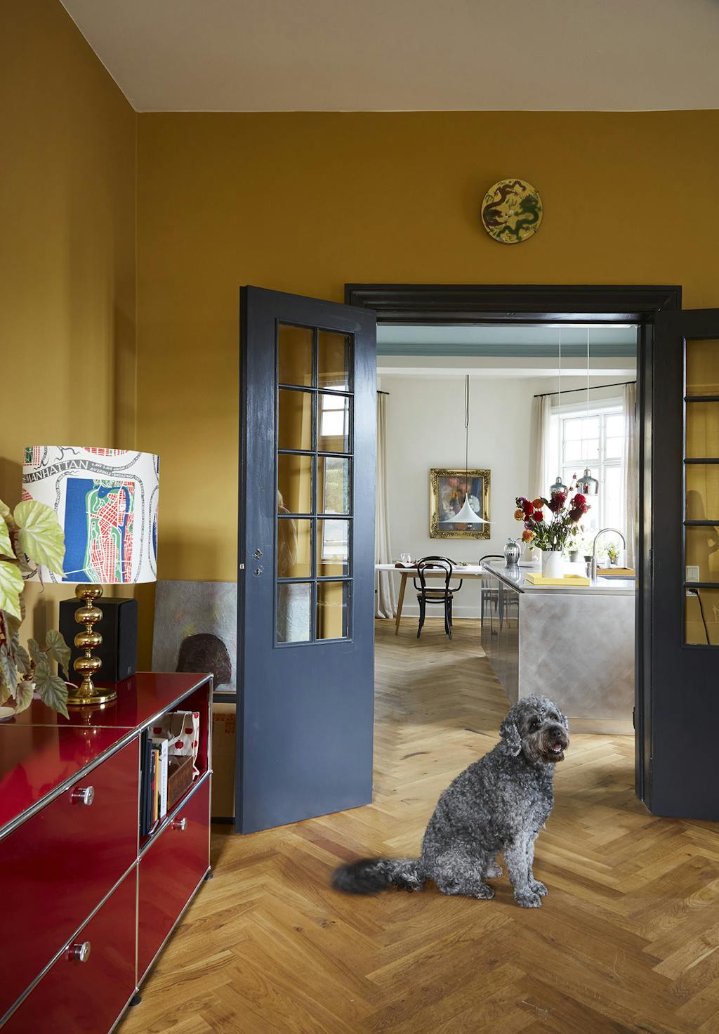 kig fra stuen og ind til køkkenet