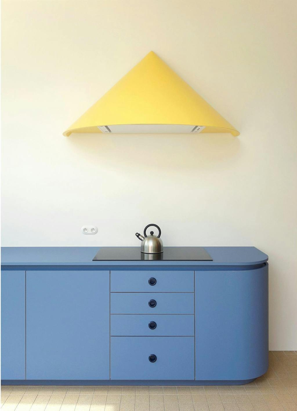 Gul emhætte i trekantet design