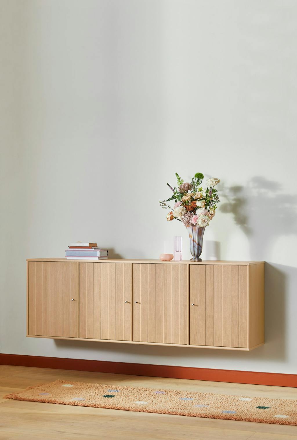 Skab med riflede fronter