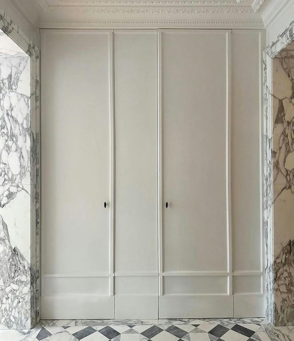 Garderobeløsning med marmorkarme