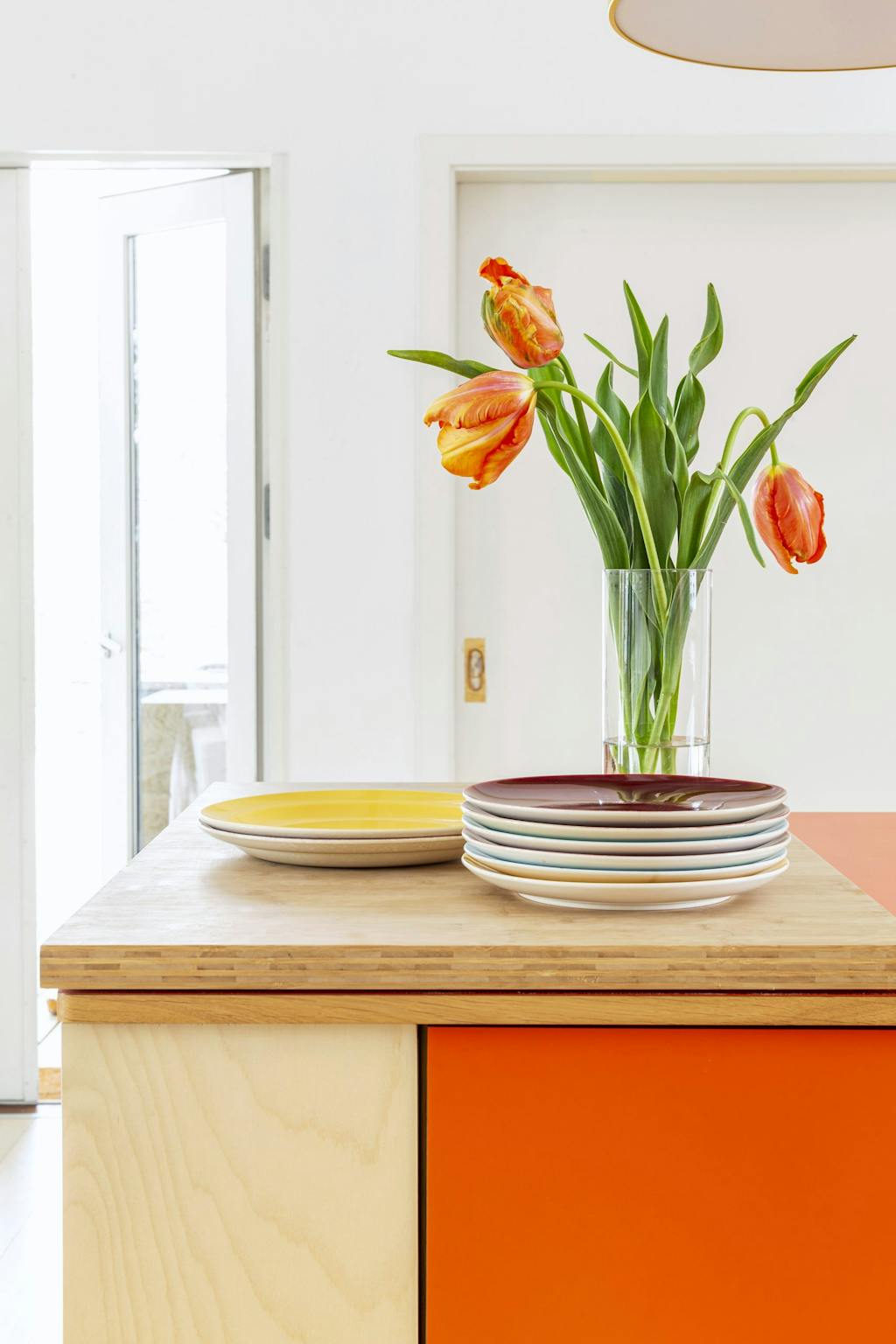 Friske tulipaner køkkenbordet