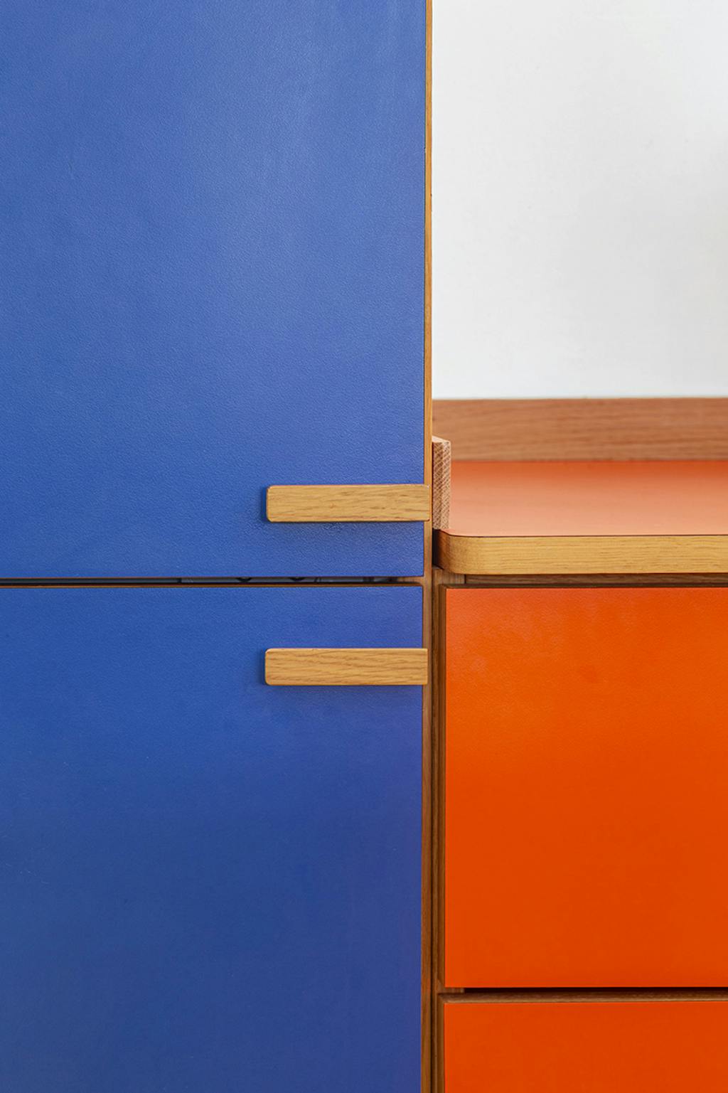 Køkkenlåger i blå og rød