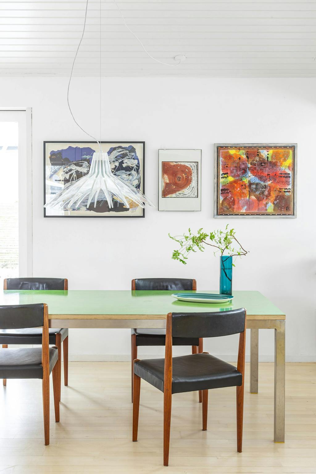 Grønt spisebord og Fritz Hansens 6304-stole