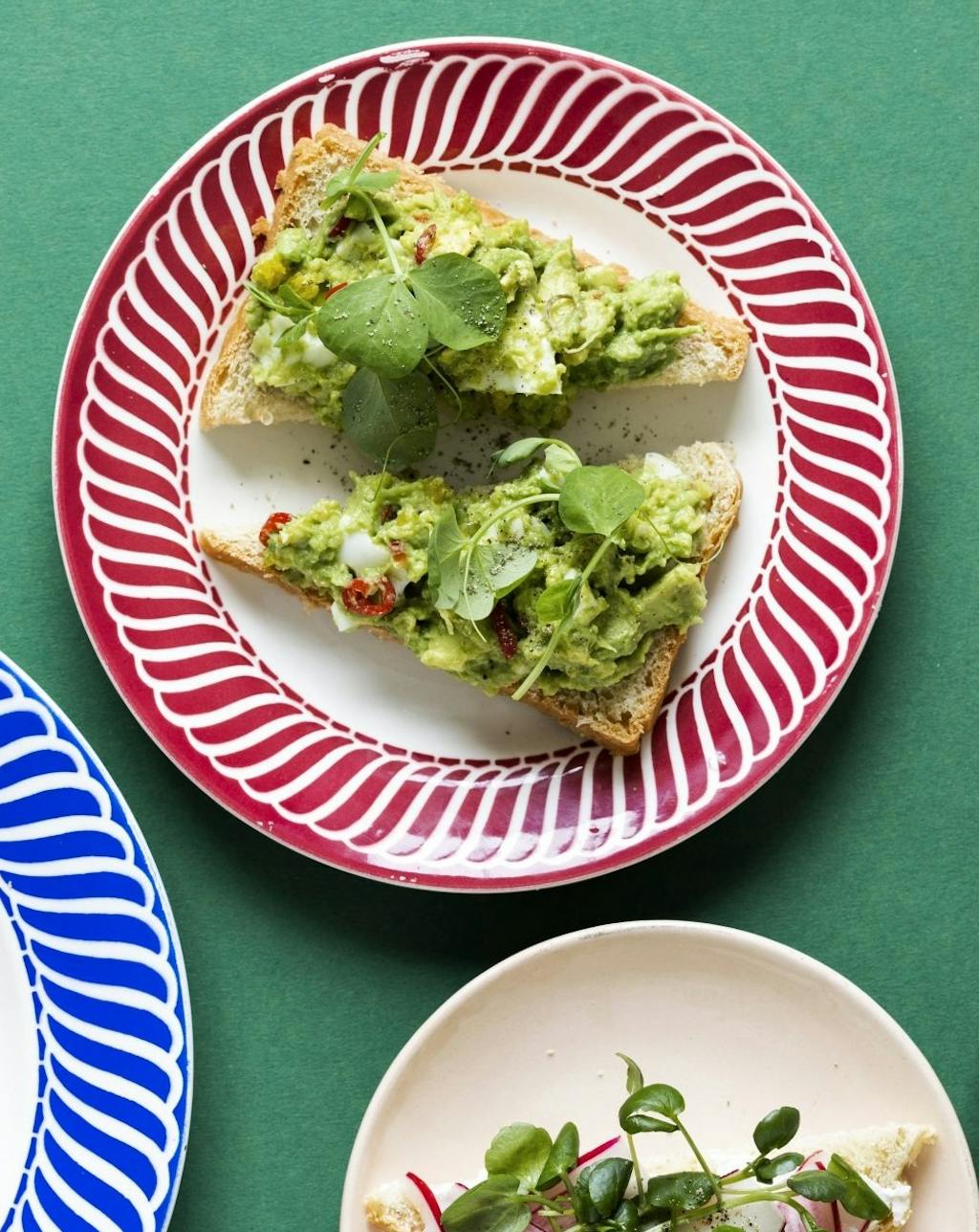 Opskrift på avocadomad med æg og spirer