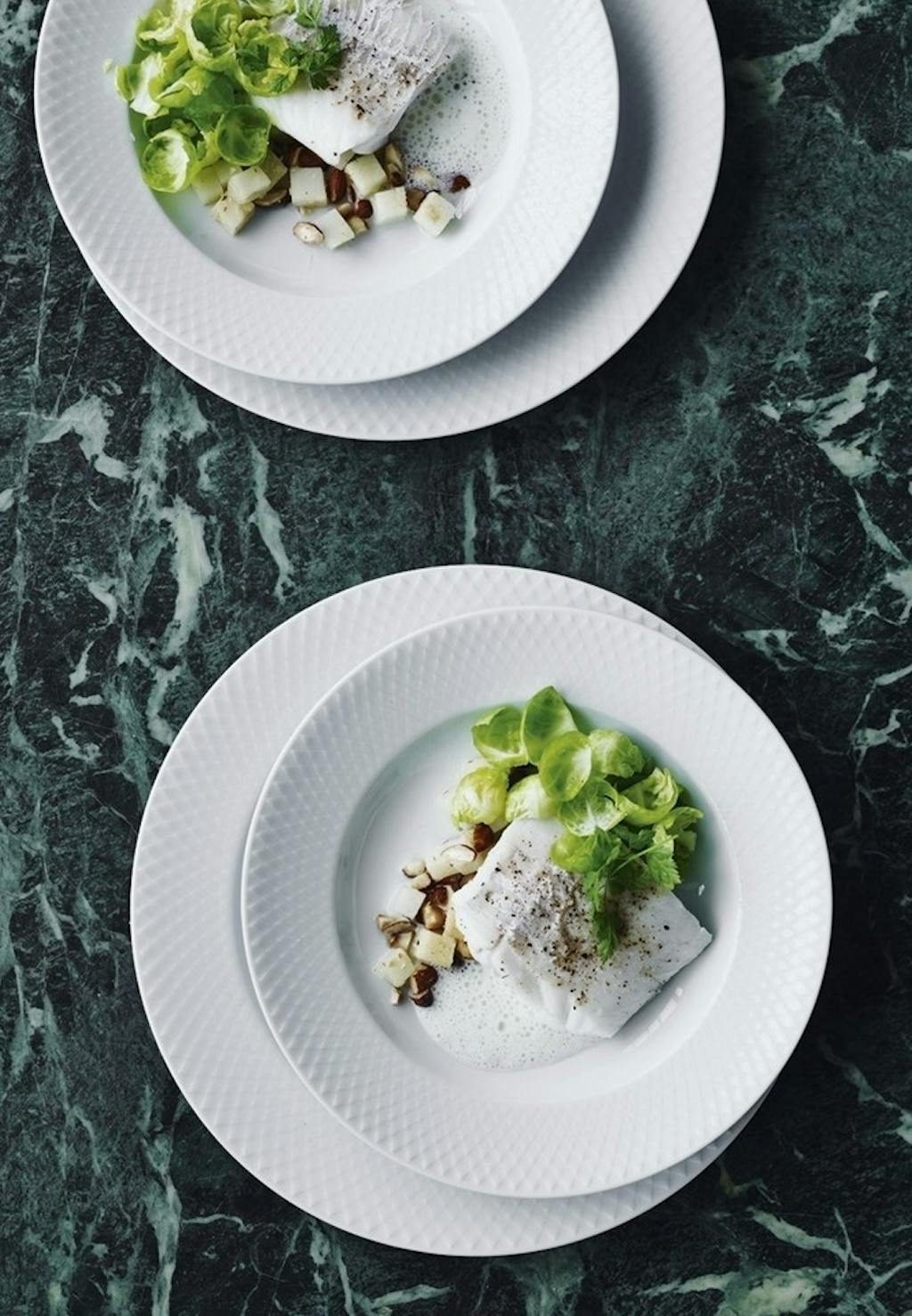 Dampet kuller med frisk rosenkålssalat og cremet fiskesauce