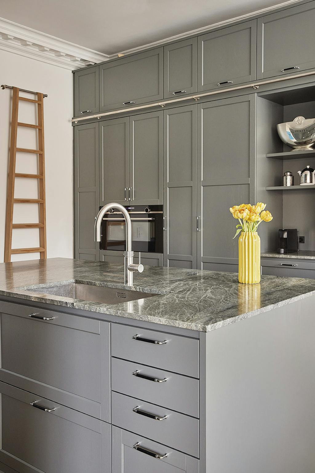 Klassisk gråt køkken med quooker vandhane